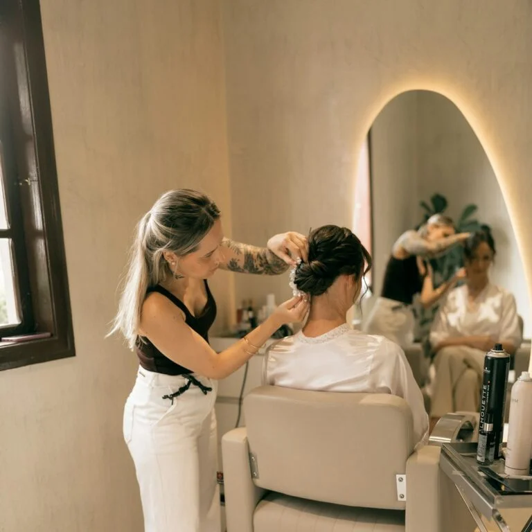Stylist in gesprek met klant tijdens hairextensions behandeling