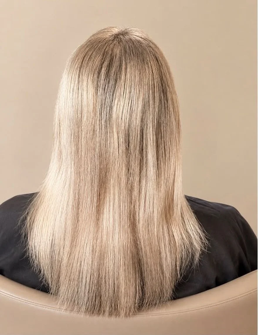 Het eigen blonde haar van de klant tot net over de schouders, vóór de behandeling